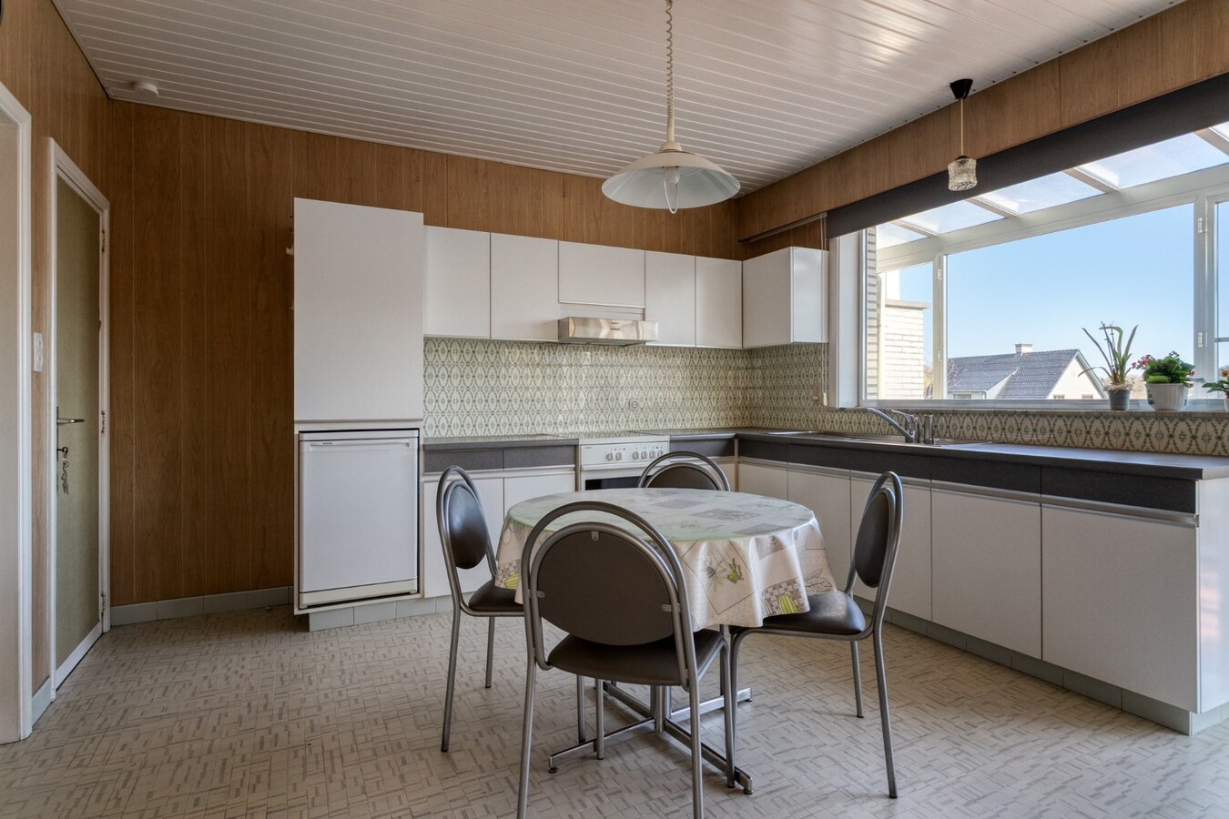 Ruime woning met 4 slaapkamers, veranda en volledig onderkelderd perceel (615 m²) 