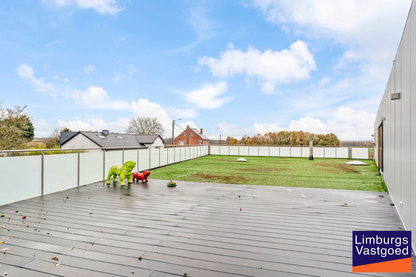 Bedrijfsgebouw met kantoren, magazijnen en woonst - groot 2580 m² 