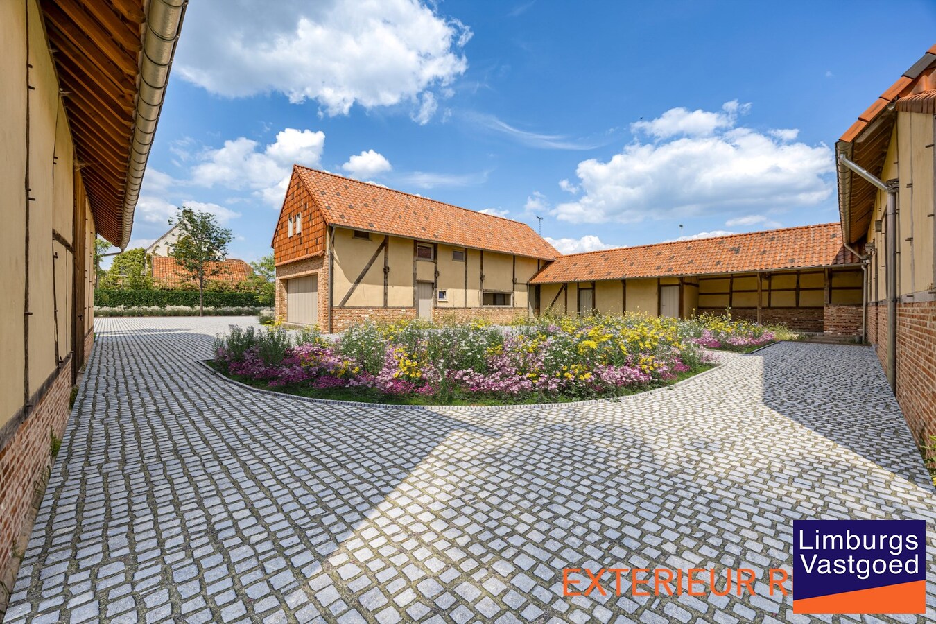 UNIEKE VIERKANTSHOEVE met paardenstallen op 7,34 hectare met vergunning voor zwembad en poolhouse 