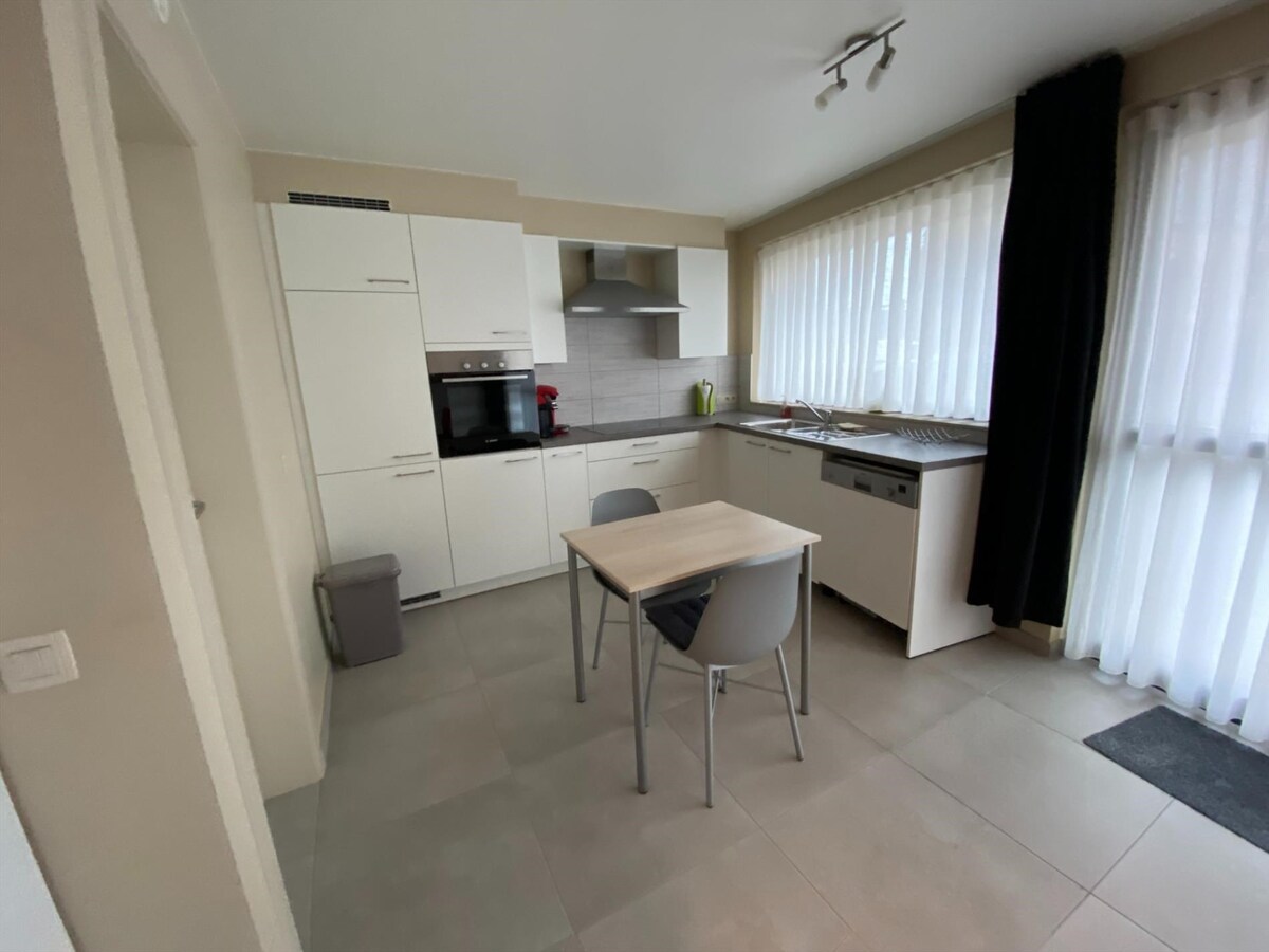 Geschilderd gelijkvloersappartement met 1 slaapkamer in een recent gebouw (2018) 