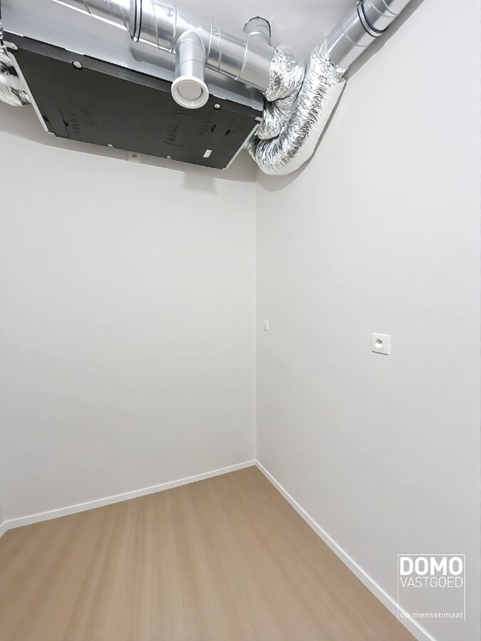 RUIM TWEE SLAAPKAMER APPARTEMENT MET TERRAS, LIFT EN AUTOSTANDPLAATS IN CENTRUM KERMT 