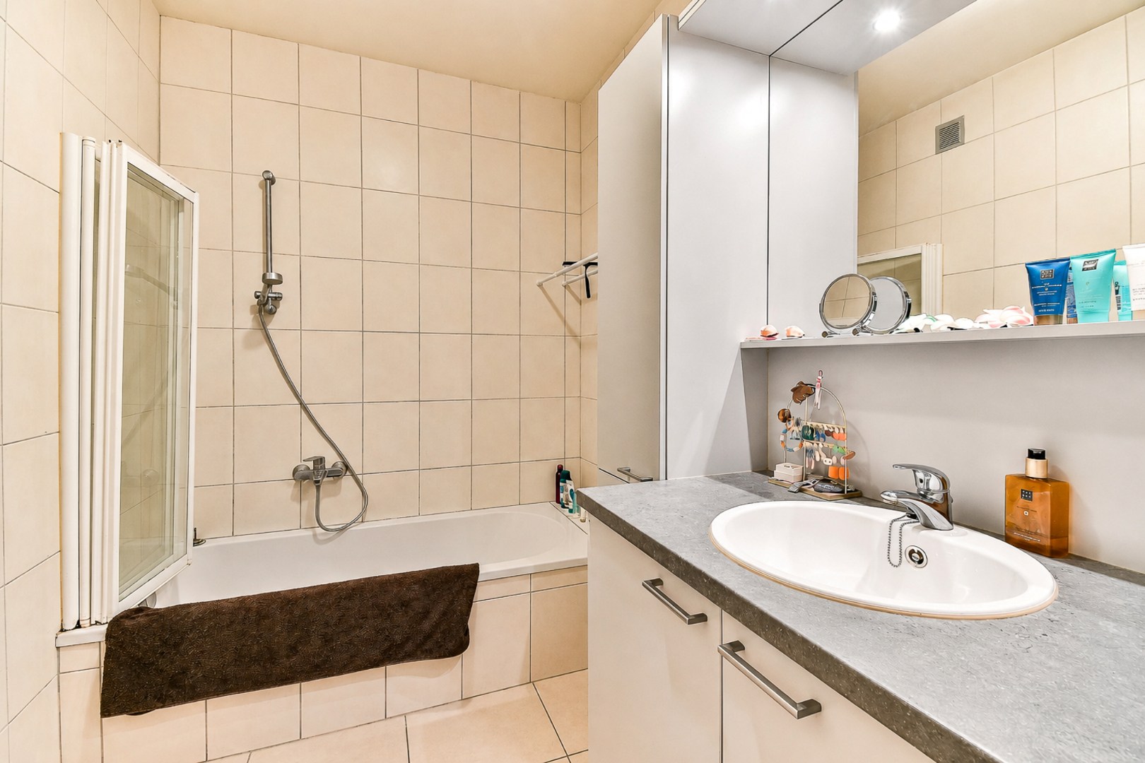 Instapklaar gelijkvloers appartement met twee slaapkamers en buitenkoer in centrum Gistel 