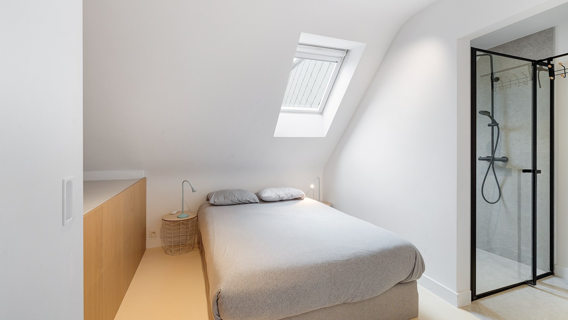 Magnifiek gerenoveerd duplexappartement met 3 SLAAPKAMERS VOOR DUBBEL BED en 3 badkamers. Ruim TERRAS vooraan en achteraan. Ideaal gelegen, rustig maar toch nabij Zeedijk en Lippenslaan. 