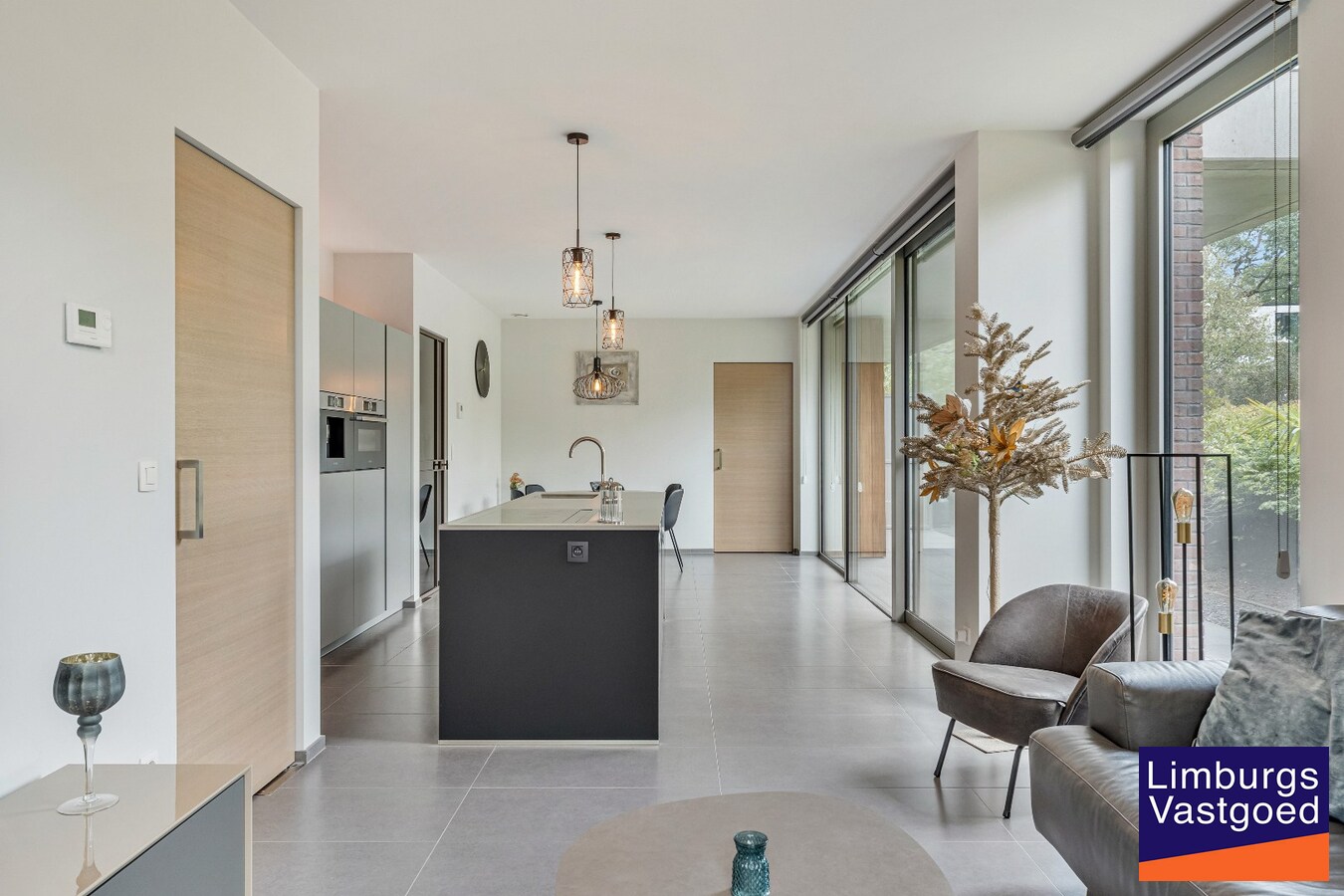 Exclusief gelijkvloers appartement met ruime terrassen, 2 slpk, extra brede autostaanplaats, centrum Genk 
