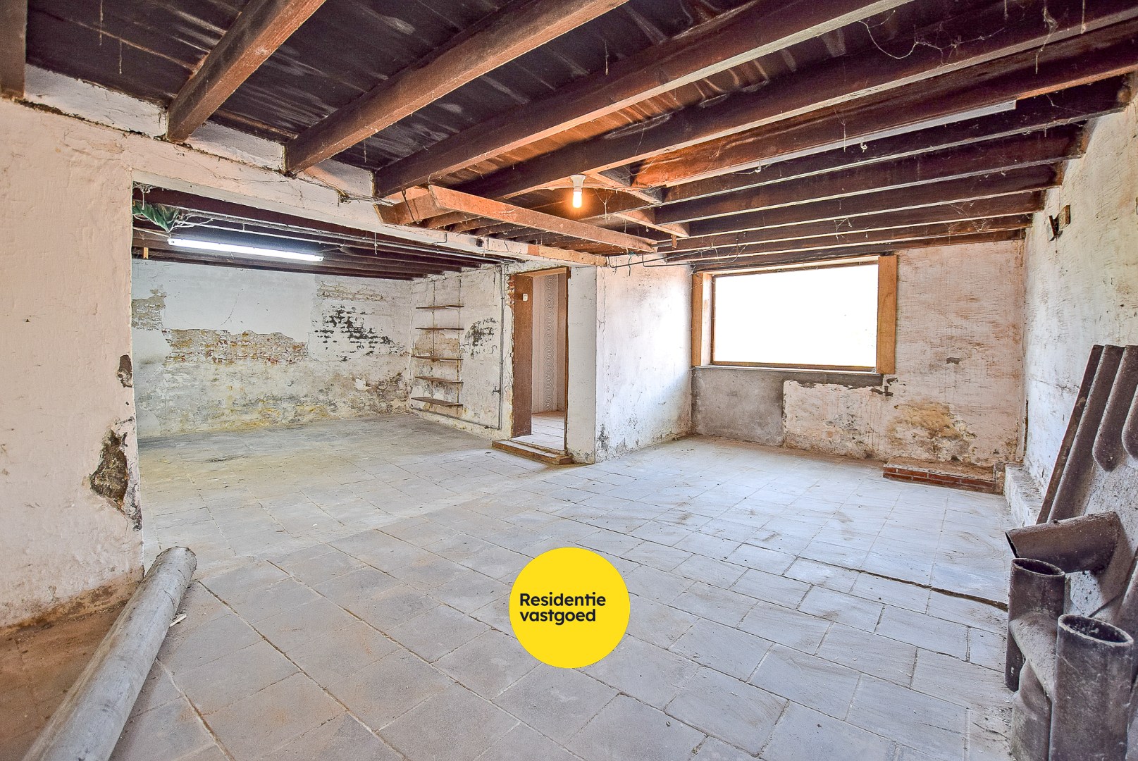 Ruime gezinswoning met 3 slaapkamers, grote tuin en garage. 