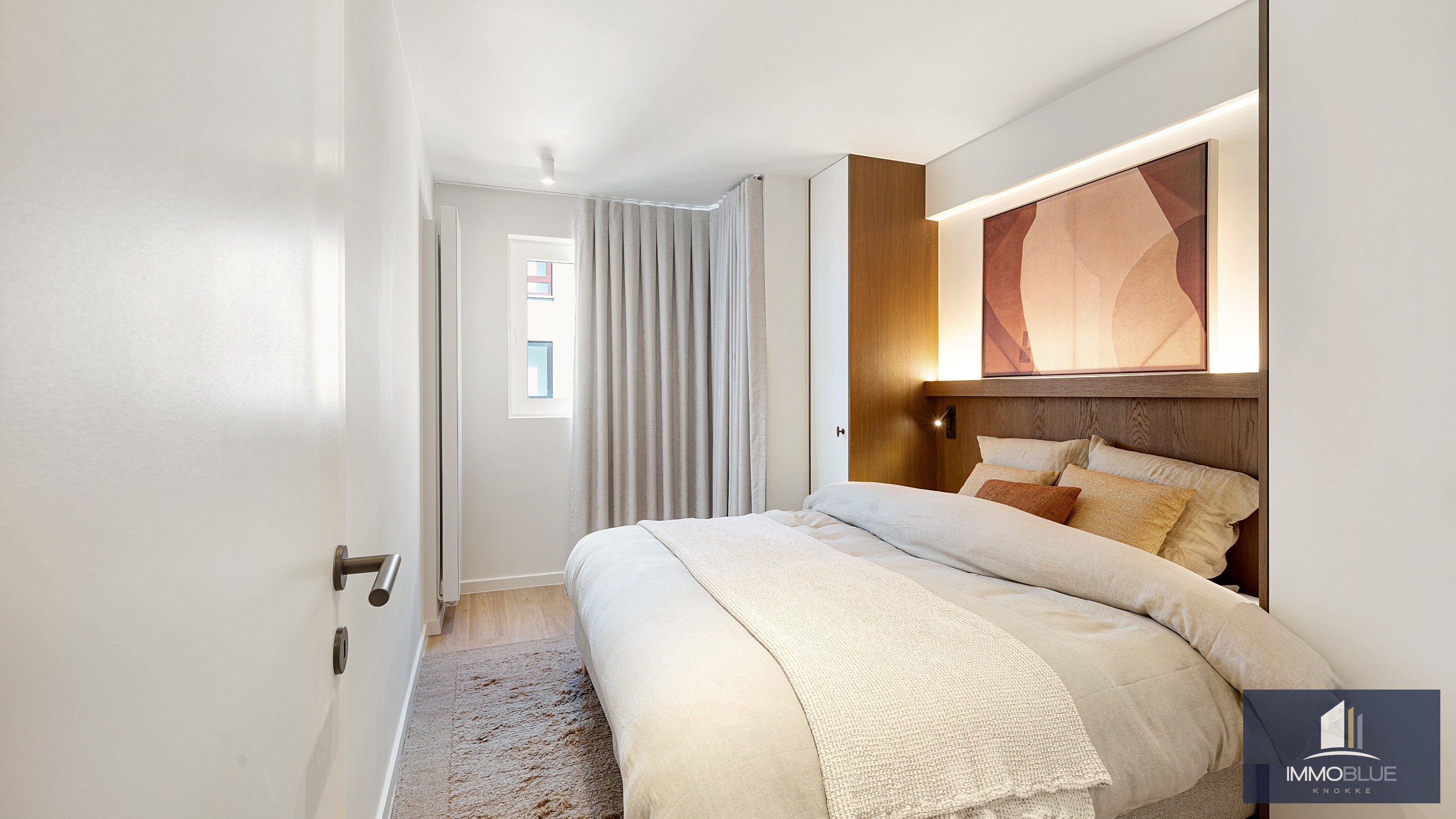 Uitzonderlijk hoekappartement, gelegen in de Zoutelaan, met een gevelbreedte van ca. 16 meter en biedt een open uitzicht op de Lippenslaan. 