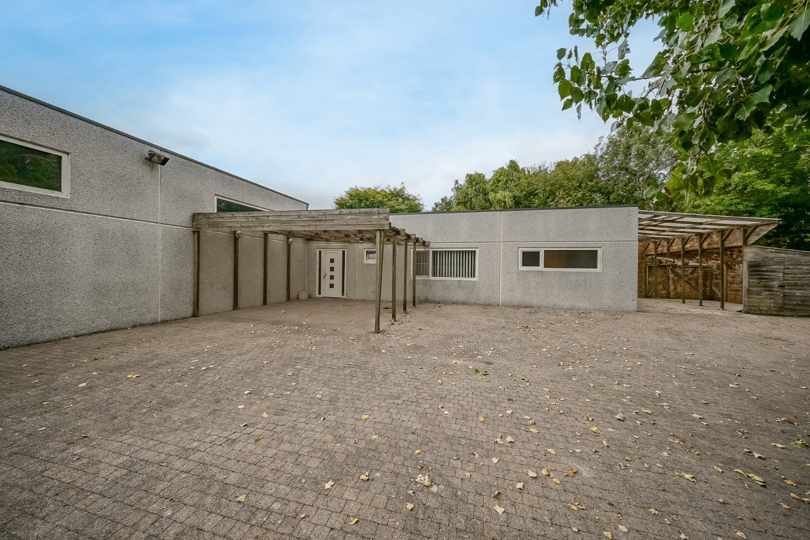 Winkelruimte met magazijn en woonst te Oostende 