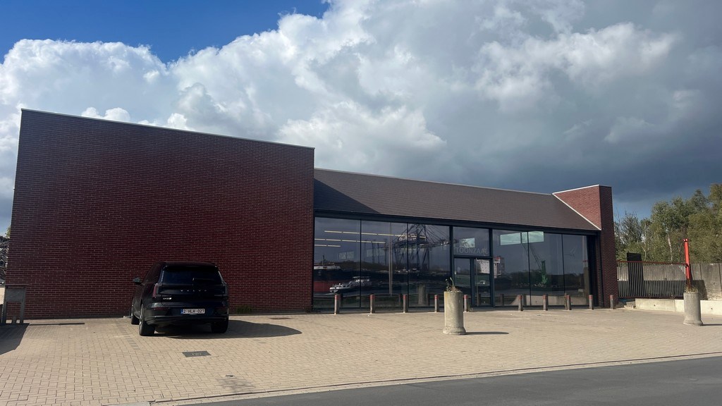 Showroom met kantoor en stockageruimte te huur in de haven van Gent