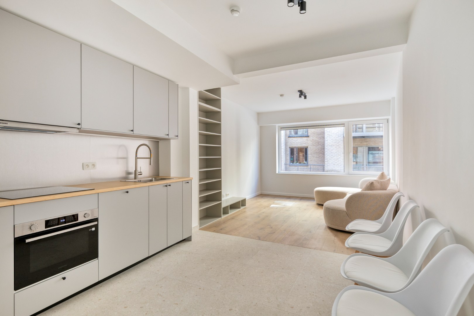 Volledig gerenoveerd en bemeubelde appartement met slaapkamer en bureau en terras in centrum Leuven! 