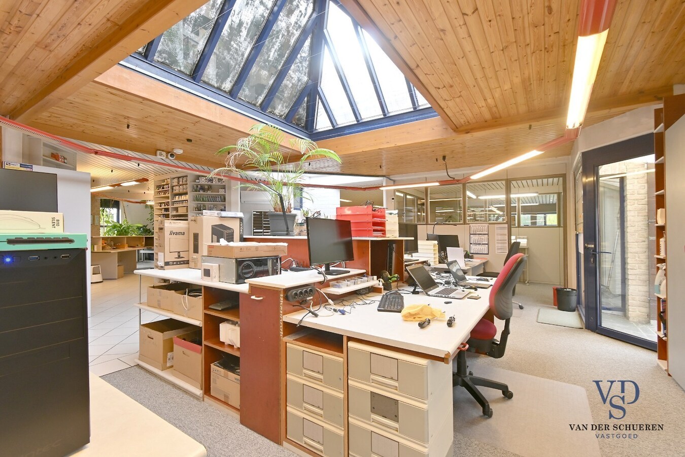 Ruim handelspand met penthouse in villastijl 