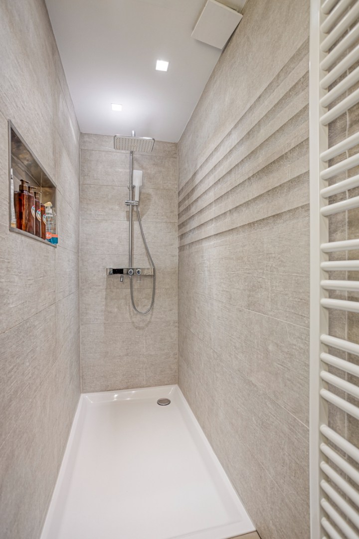Badkamer 1, uitgerust met lavabo, toilet en douche