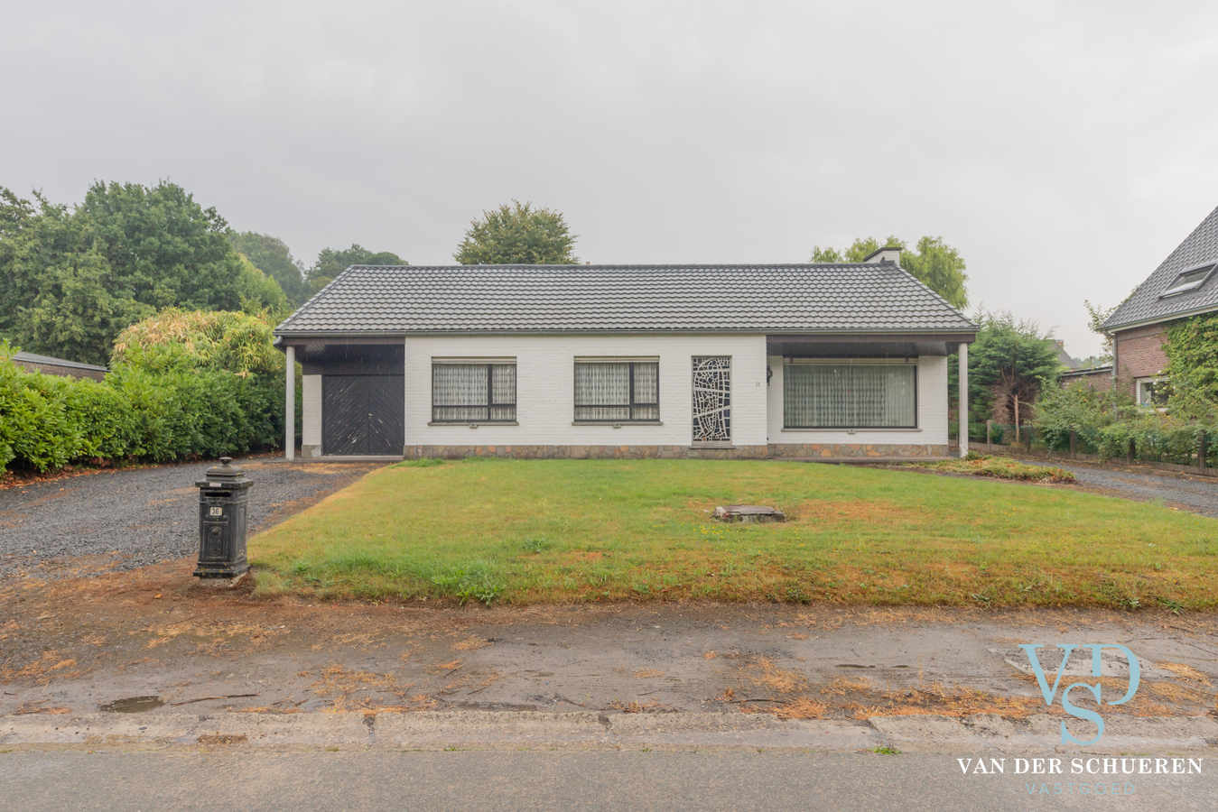 Bungalow met bijgebouw. 