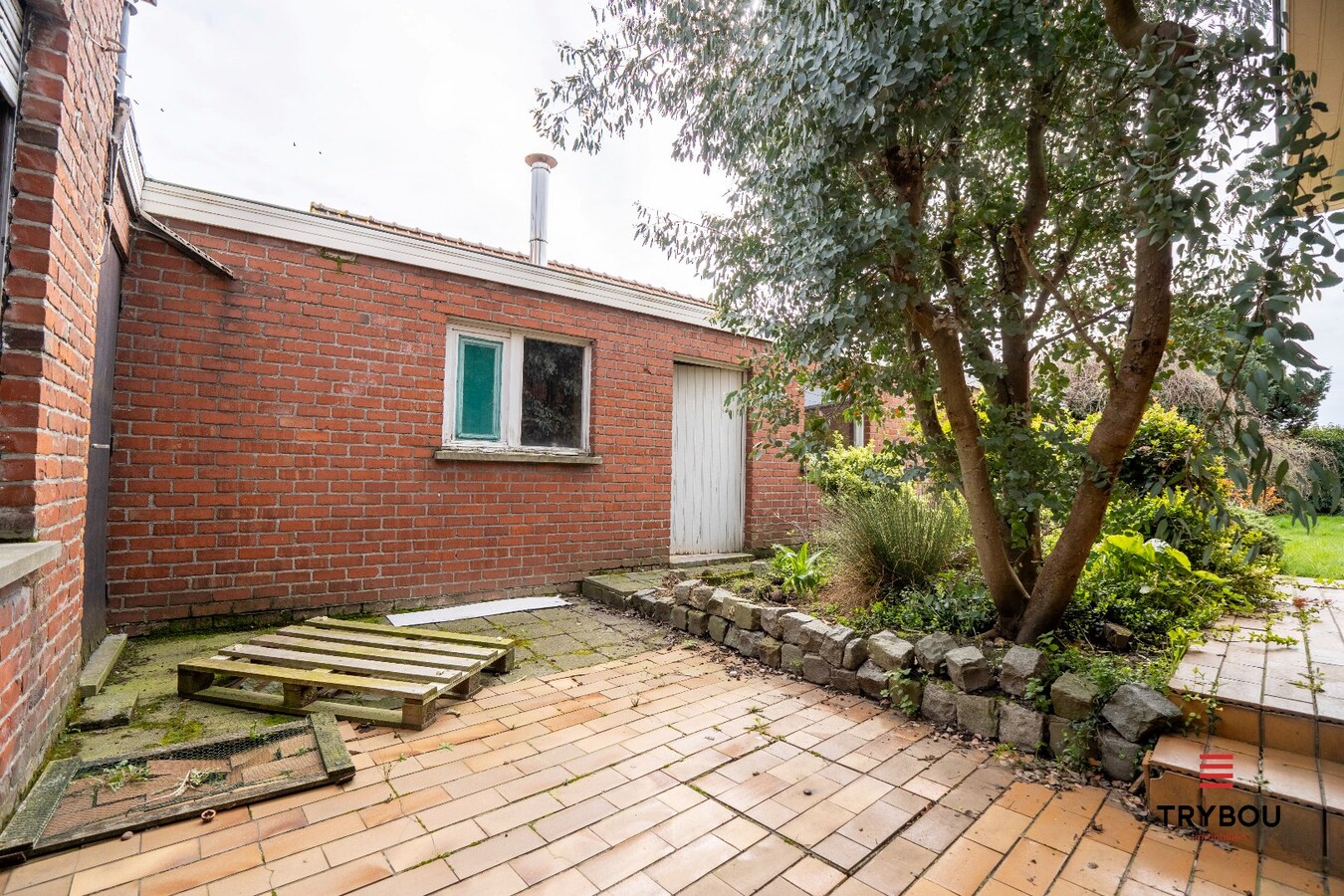 Ruime woning met winkelruimte, loods (optioneel) en garage 