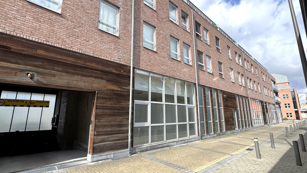 Commercieel gelijkvloers kantoor te huur nabij Singel te Berchem