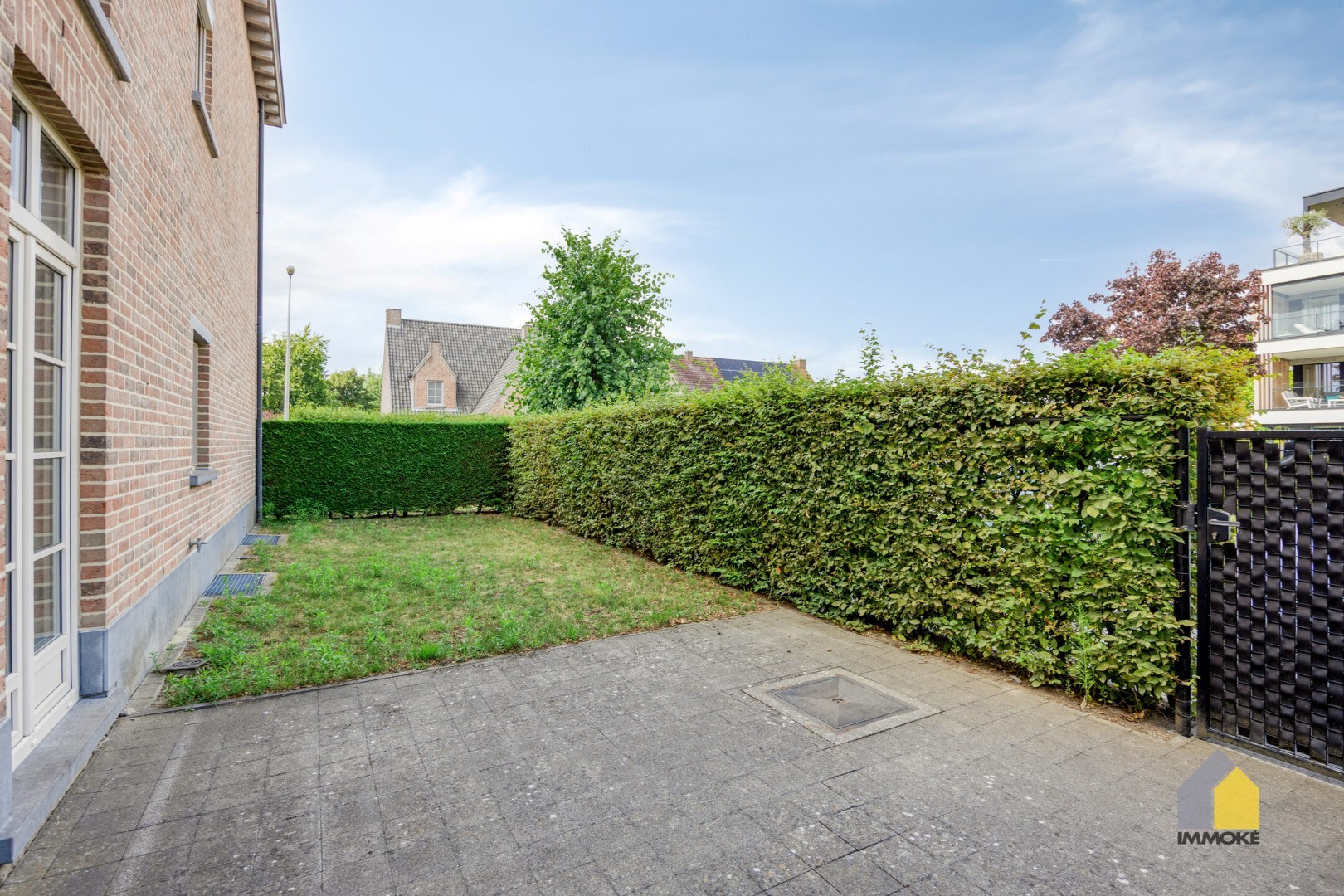 Gelijkvloers appartement met 2 slpks, stadstuin en autostaanplaats. 