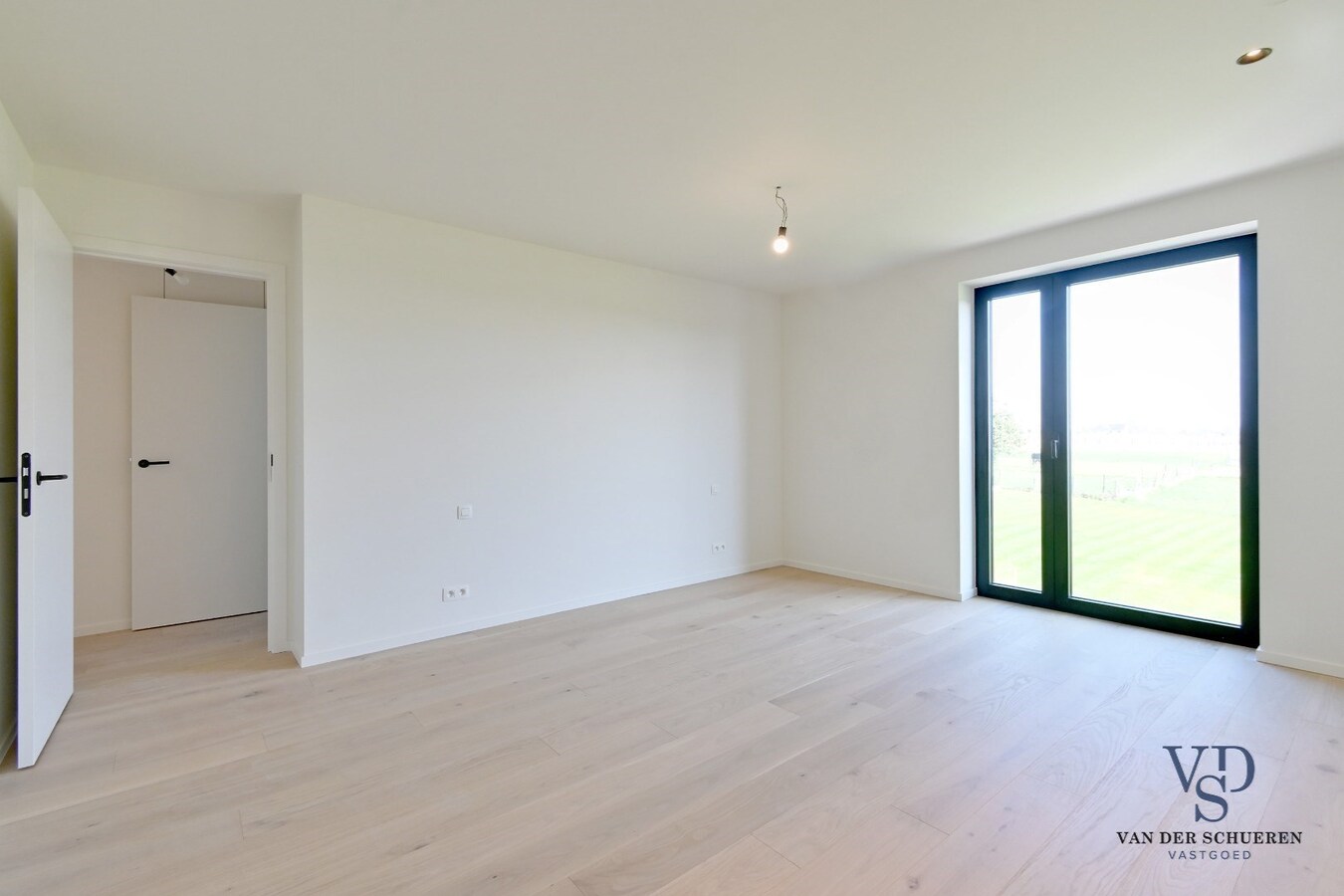 Half open bebouwing met afzonderlijke garage 