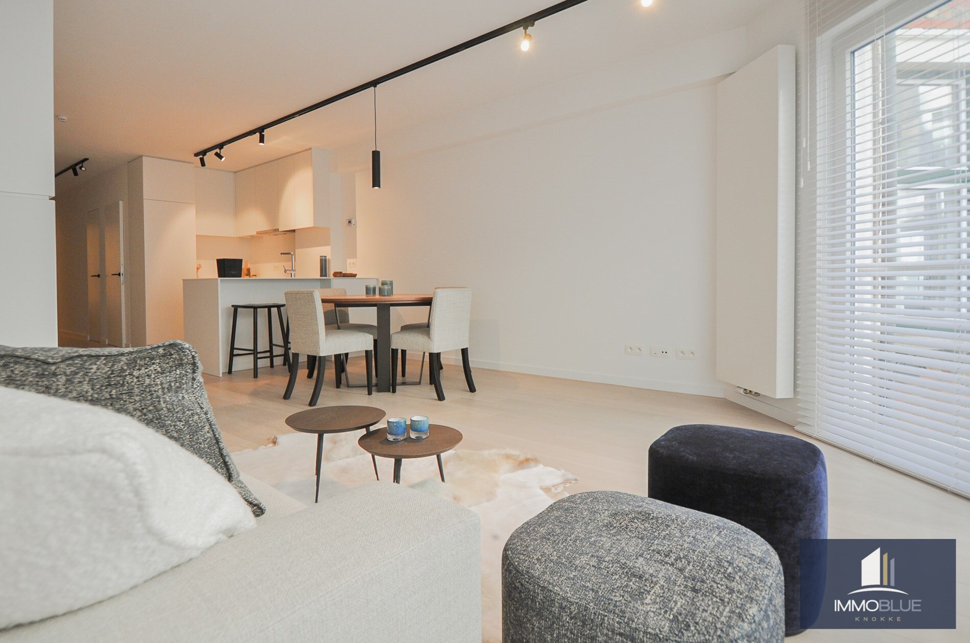 Appartement intemporel,  entièrement rénové, avec vue latérale sur la mer, situé au Zoute. 