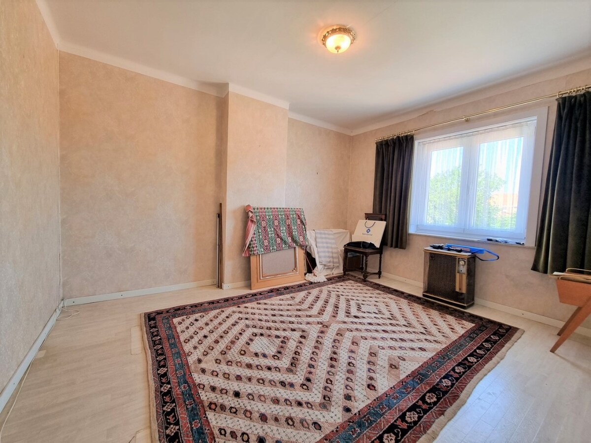 Halfopen woning met oprit, garage en grote tuin te Oudenburg 