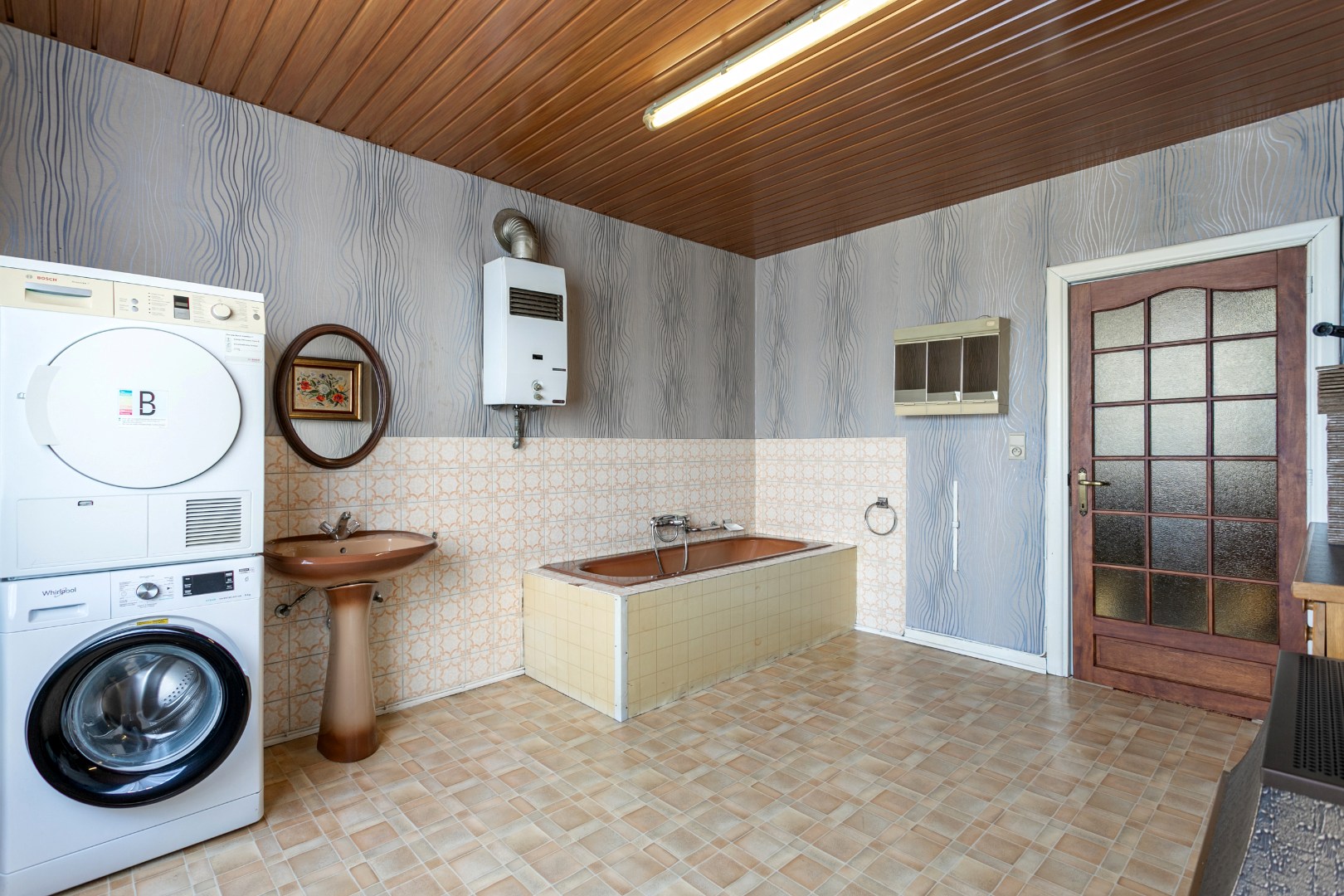 Te renoveren, karaktervolle woning met tal van mogelijkheden en tuin 