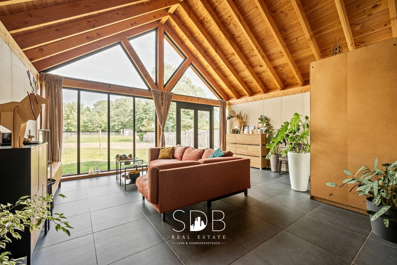 Charmante woning met aparte kantoorruimte op 14.569 m² 
