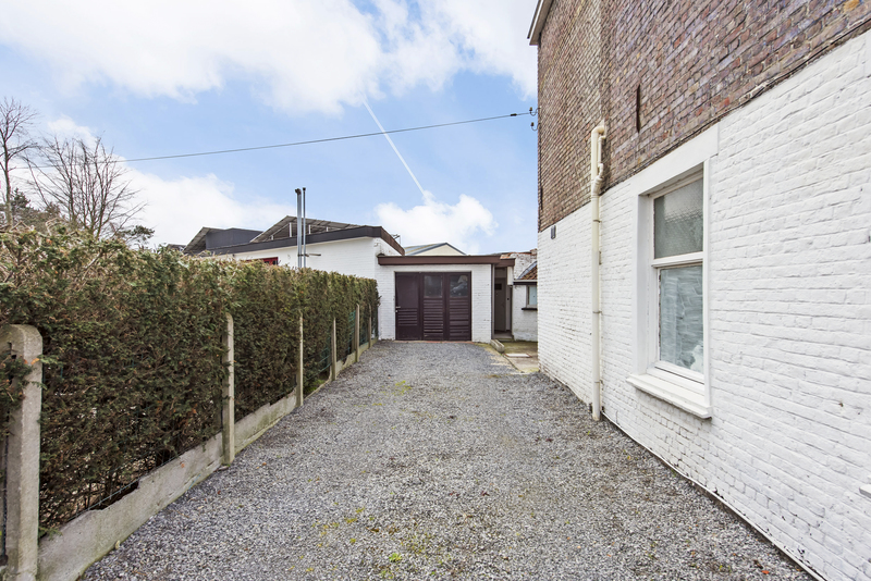 VERKOCHT!Op te frissen handelspand met woonst. 