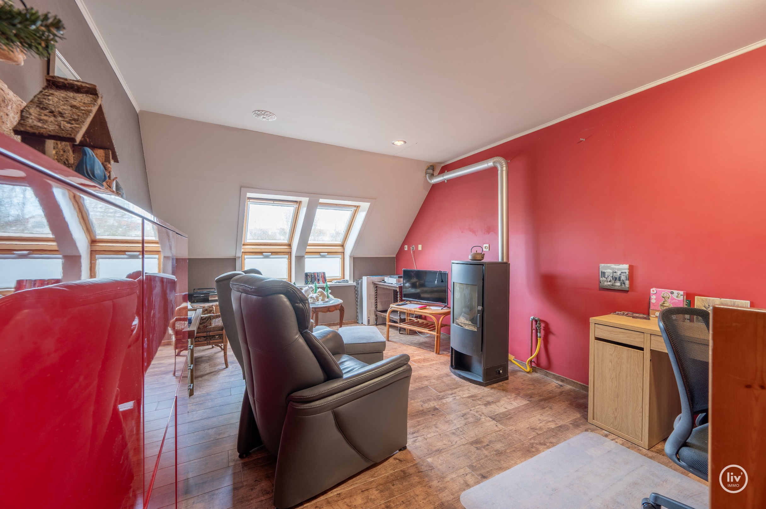 Ruime woning met 4 slaapkamers gelegen in centrum Knokke vlakbij Duinenwater. 