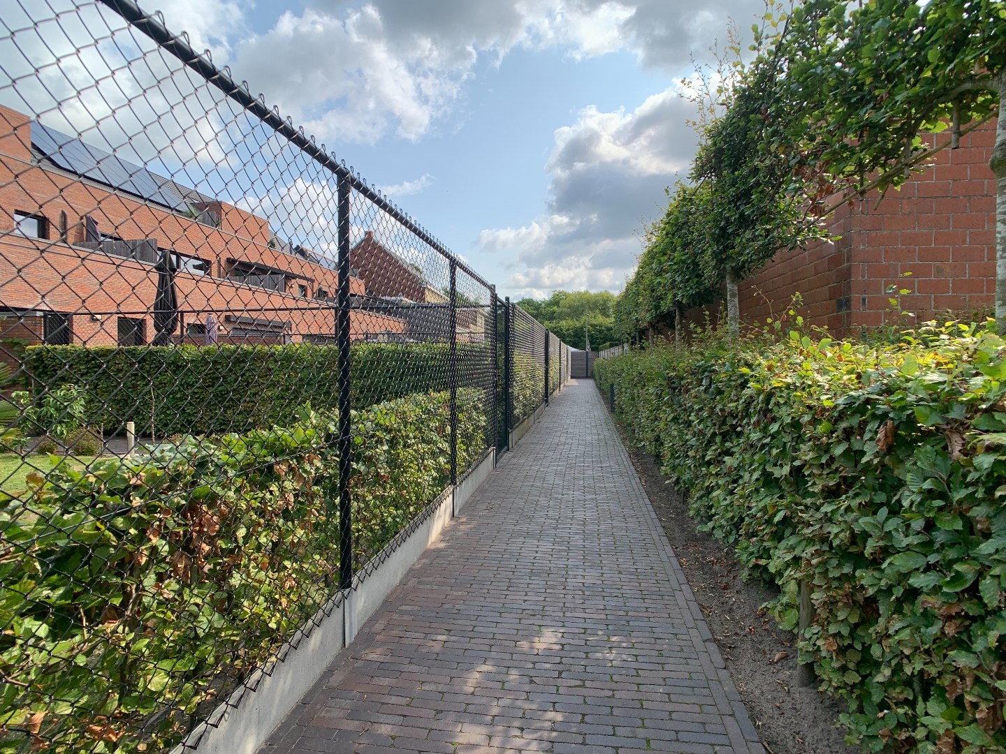 Recent gelijkvloers appartement met tuin, 2 slaapkamers en dressing 