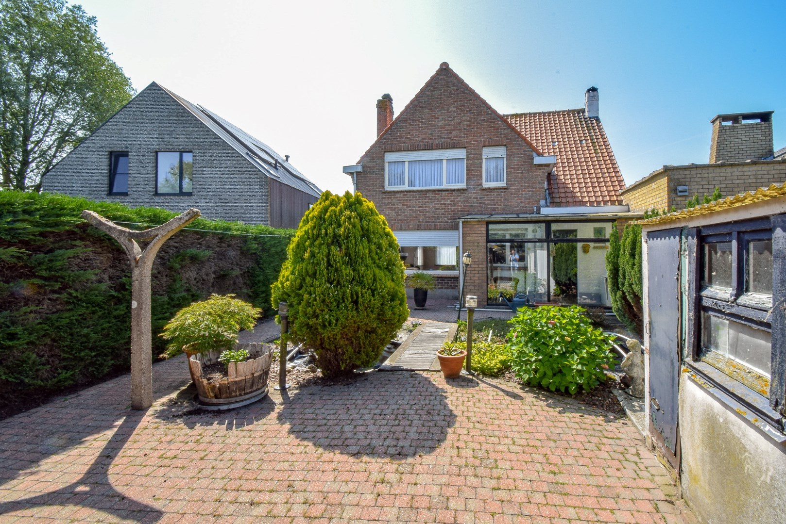 Landelijk gelegen woning ( 258 m²) met inpandige garage en zonnige achtertuin te Snaaskerke 