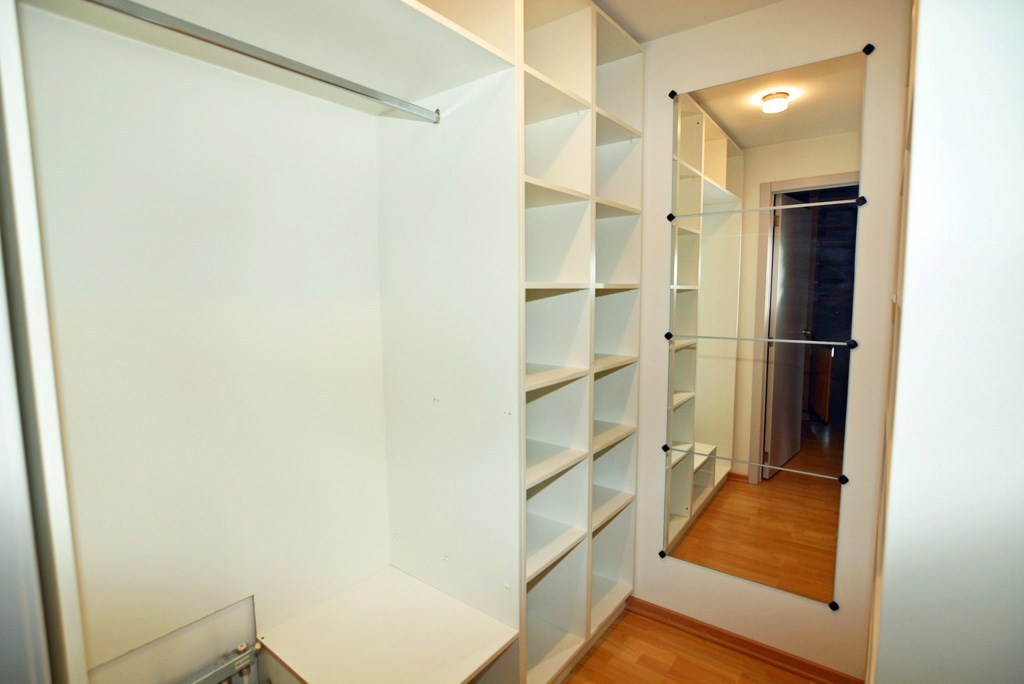 Modern triplex appartement met 3 slpks, terras, kelderberging en autostaanplaats. 