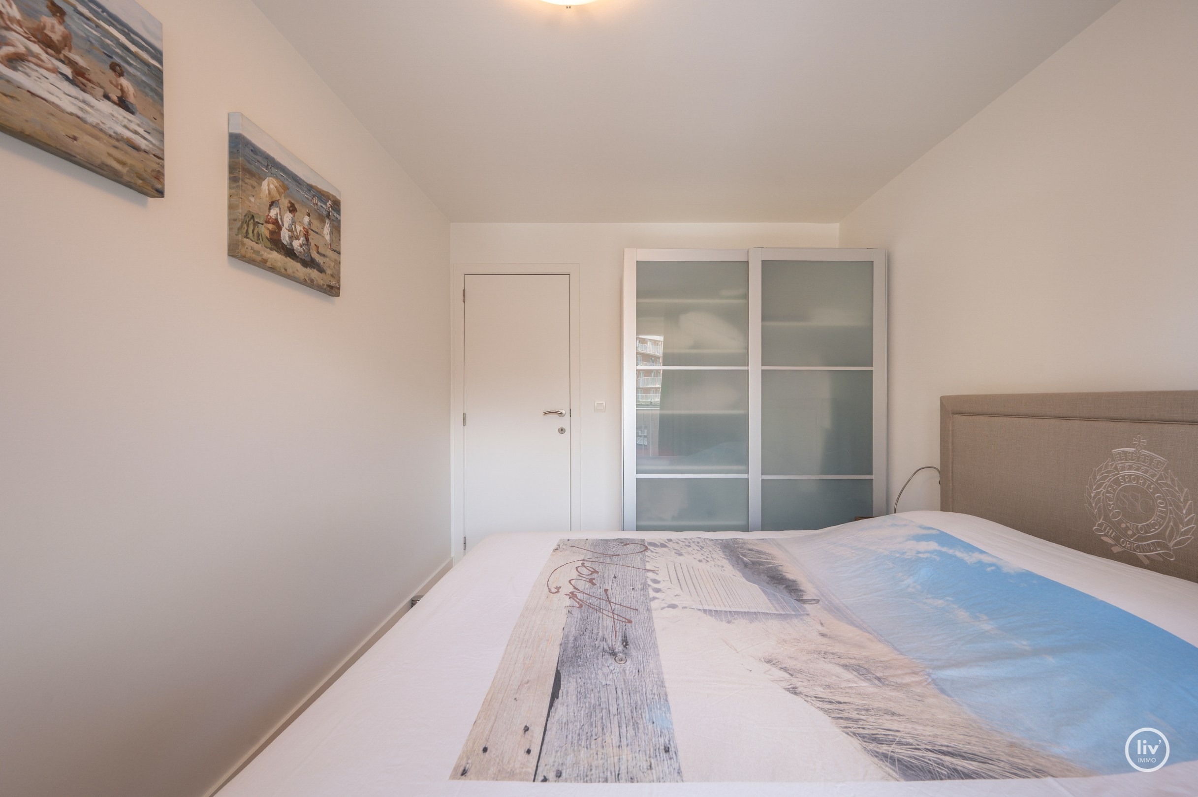 Ruim en récent (2011) appartement met 2 volwaardige slaapkamers op een topligging vlakbij de Dumortierlaan te Knokke. 