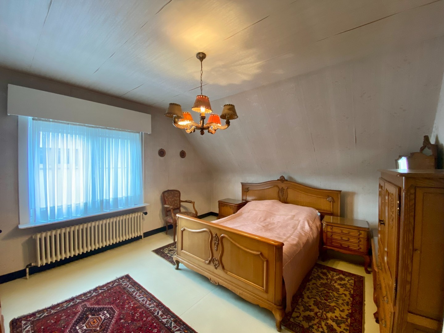 Degelijke te renoveren halfopen woning met tuin en garage op 293 m²! 