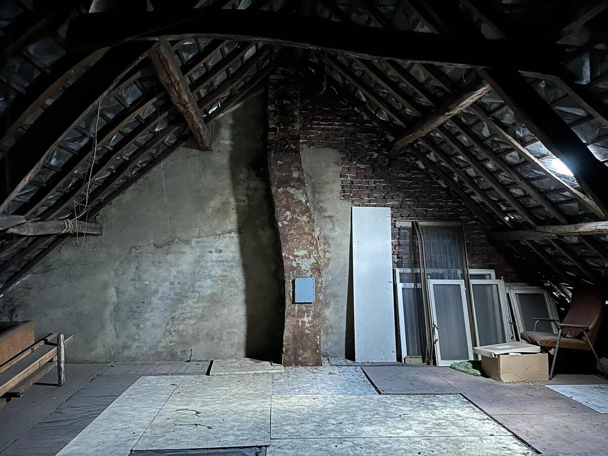 Charmant Leut : te renoveren woning met 3 slaapkamers, terras, tuin, garage, berging. 