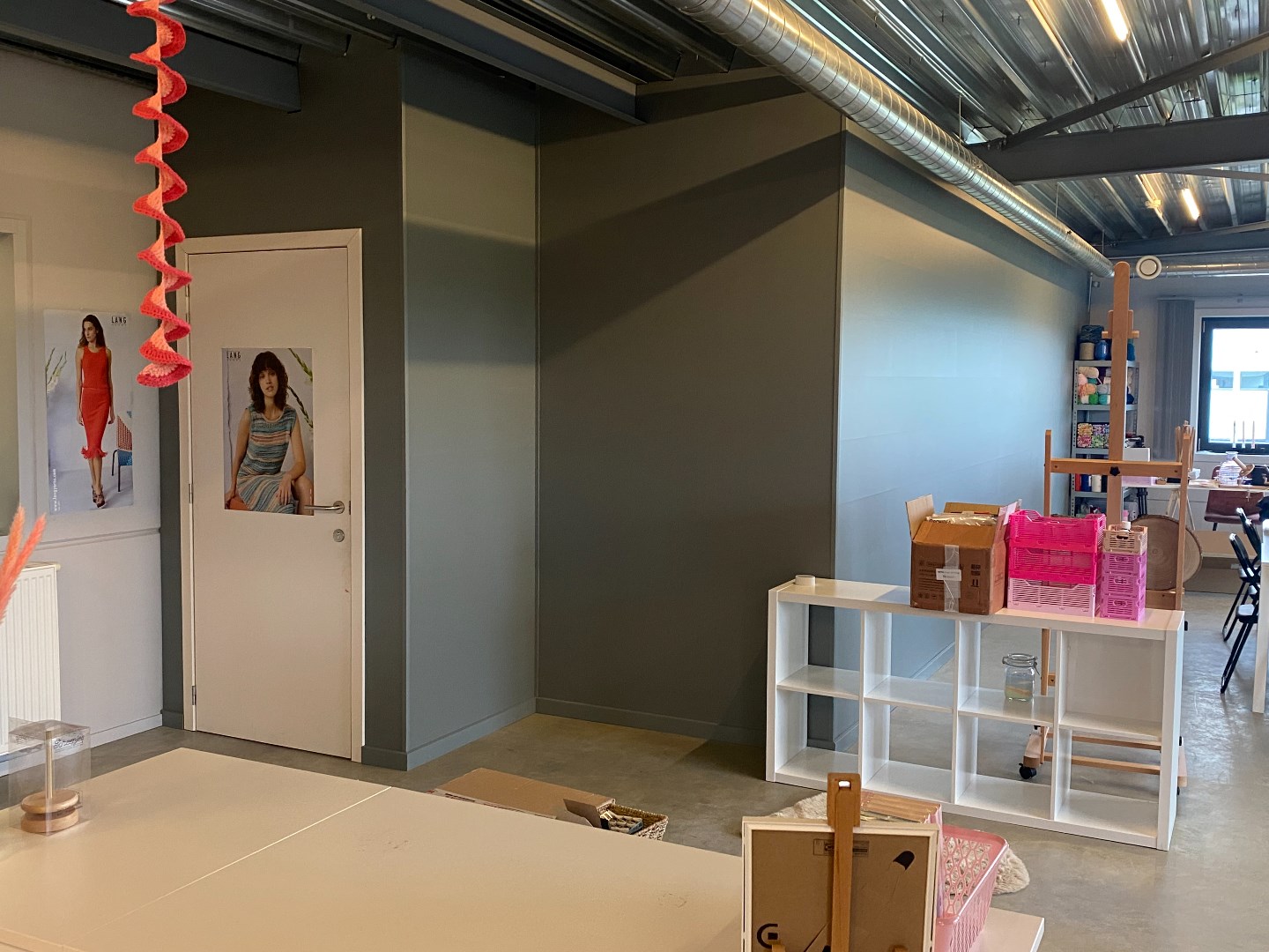 Kantoorruimte of atelier ruimte op de eerste verdieping met parkeerplaatsen te Olsene. 