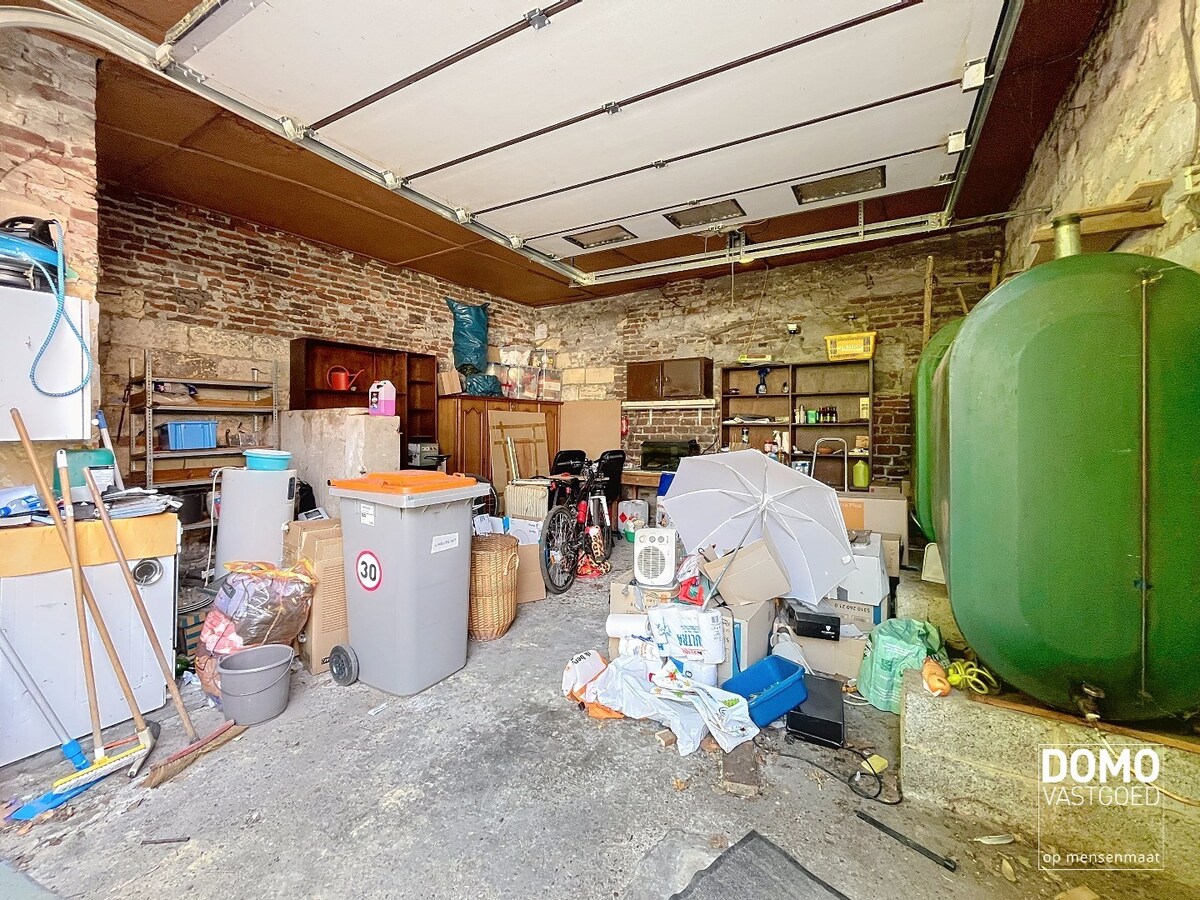 RUIME TE RENOVEREN WONING MET 5 SLAAPKAMERS EN RUIME ACHTERLIGGENDE GARAGE TE BILZEN-HOESELT 