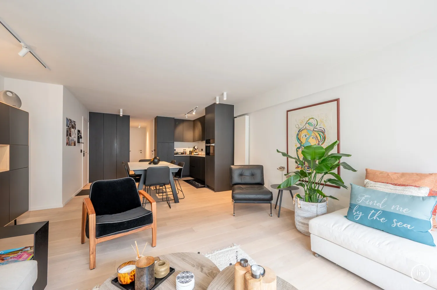 Prachtig, gerenoveerd 2 slaapkamerappartement met zonnig terras centraal gelegen op de Bayauxlaan te Knokke.