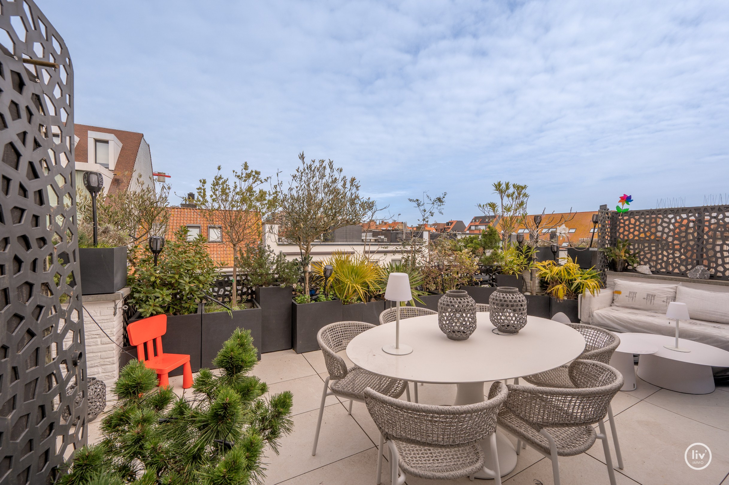 Prachtig, gerenoveerd penthouse op een topligging in de Blancgarinstraat te Knokke. 
