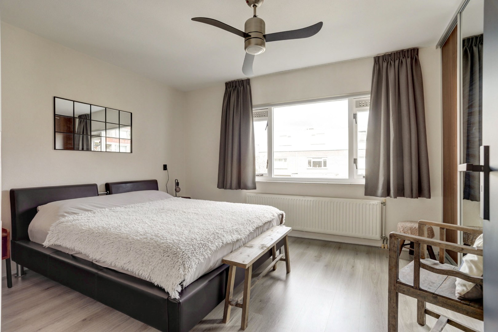 Energiezuinige (A-label) en uitstekend onderhouden 4-kamer tussenwoning met voor- en achtertuin met houten berging! 