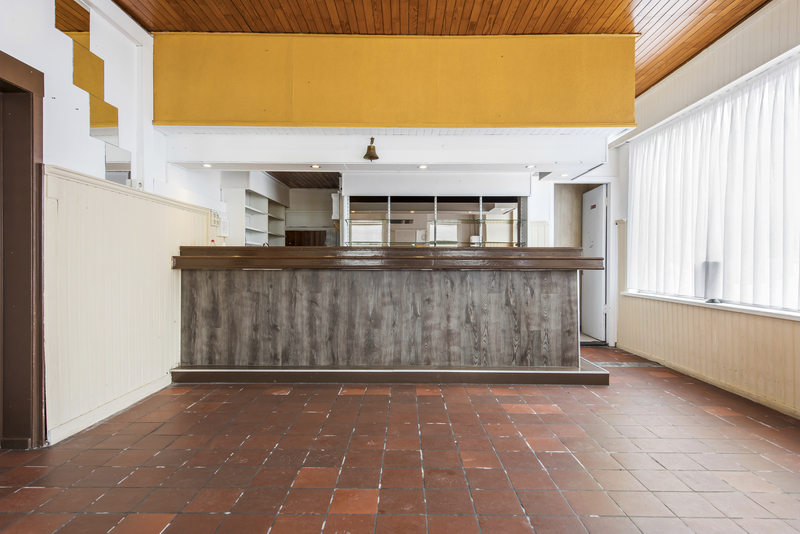 VERKOCHT!Op te frissen handelspand met woonst. 