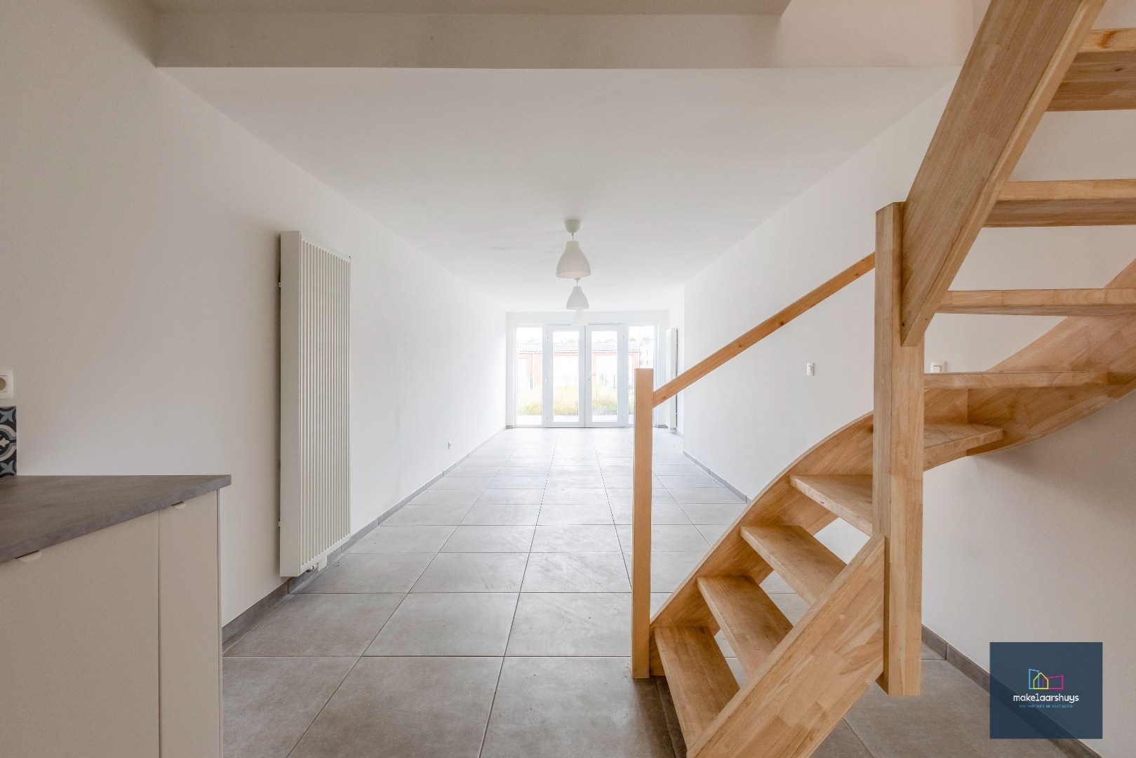 Instapklare gerenoveerde woning in rij met terras, tuin en garagebox 