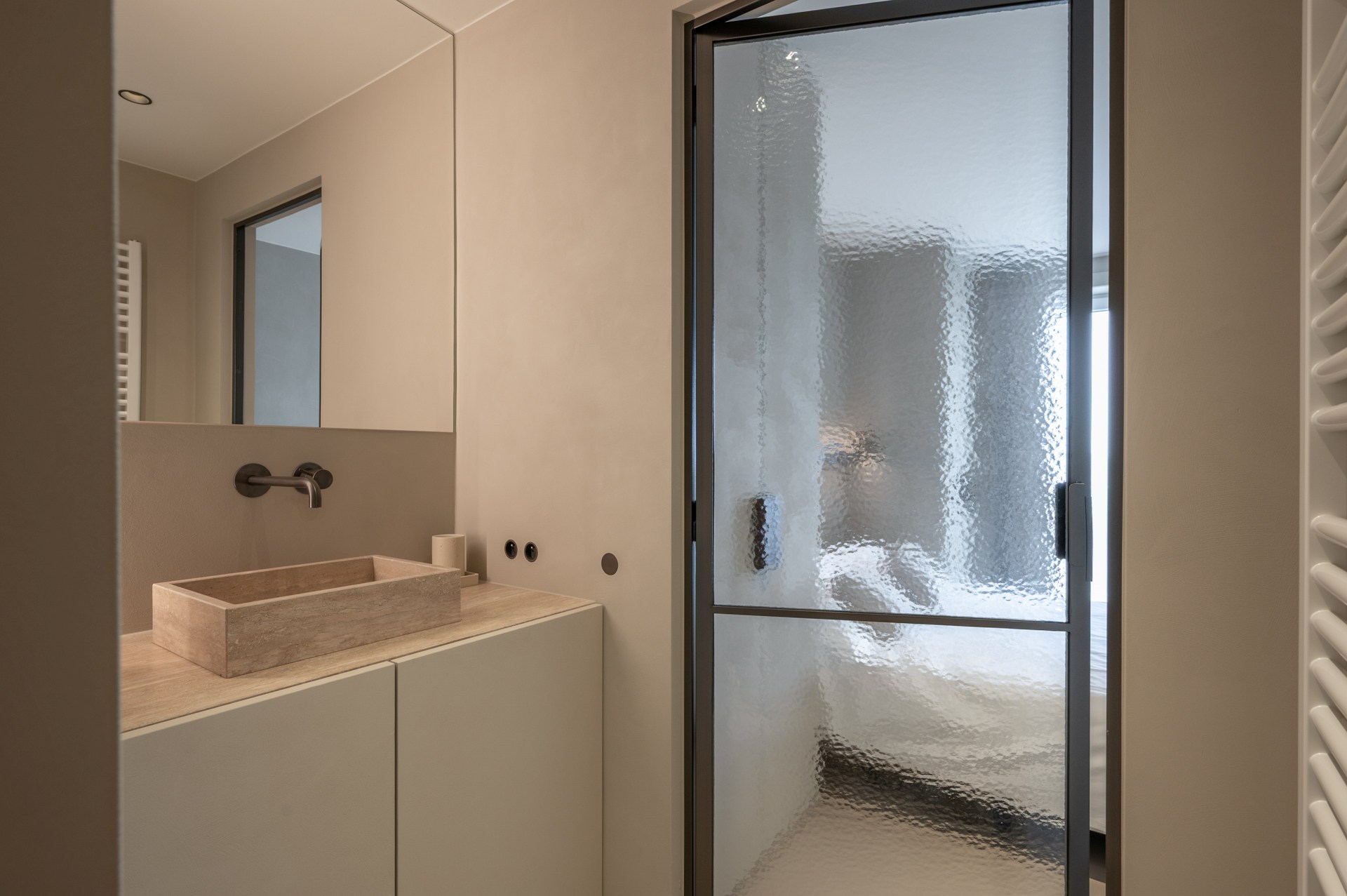 Prachtig gerenoveerd en instapklaar appartement met 3 slaapkamers en frontaal zeezicht, gelegen in een prestigieuze residentie op de zeedijk in het Zoute. 