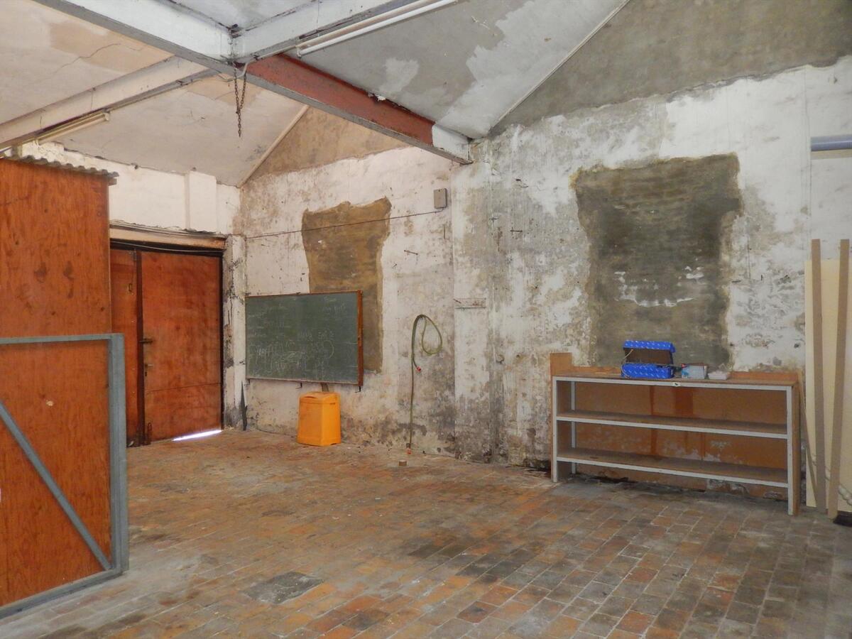 Ruime woning met grote opslagplaats/loods en zonnige tuin 