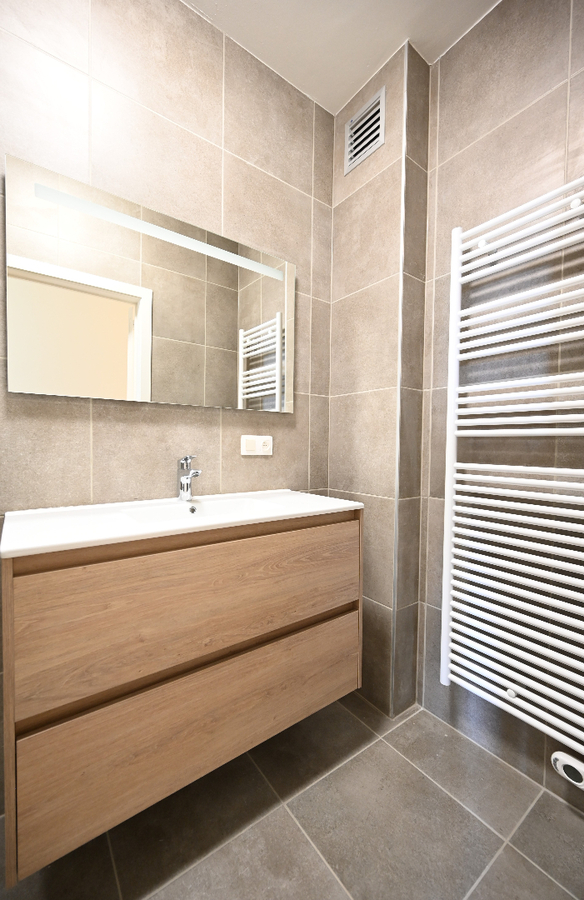STIJLVOL GERENOVEERD DRIESLAAPKAMERAPPARTEMENT OP CENTRALE LIGGING 