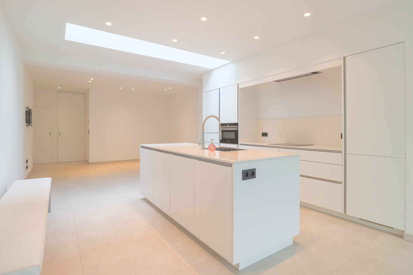 Volledig gerenoveerde en instapklare woning met 3 slaapkamers en tuin te Kortrijk! Doorniksewijk ! 