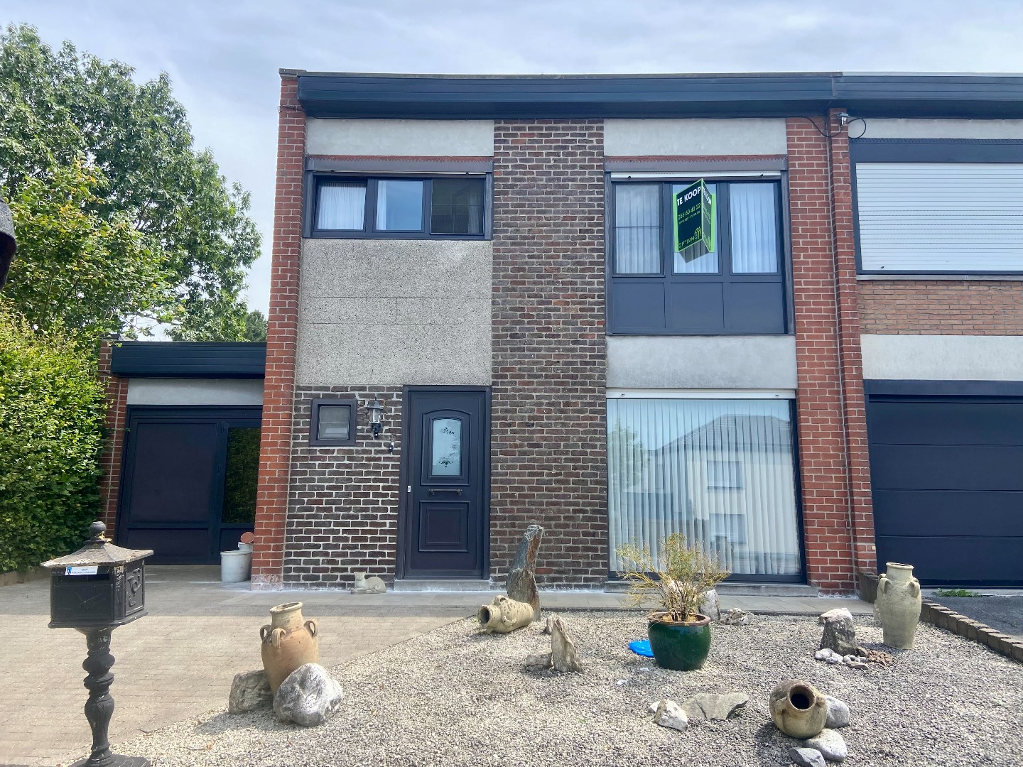 Zeer goed gelegen te renoveren gezinswoning met tuin en garage op 245 m²! 