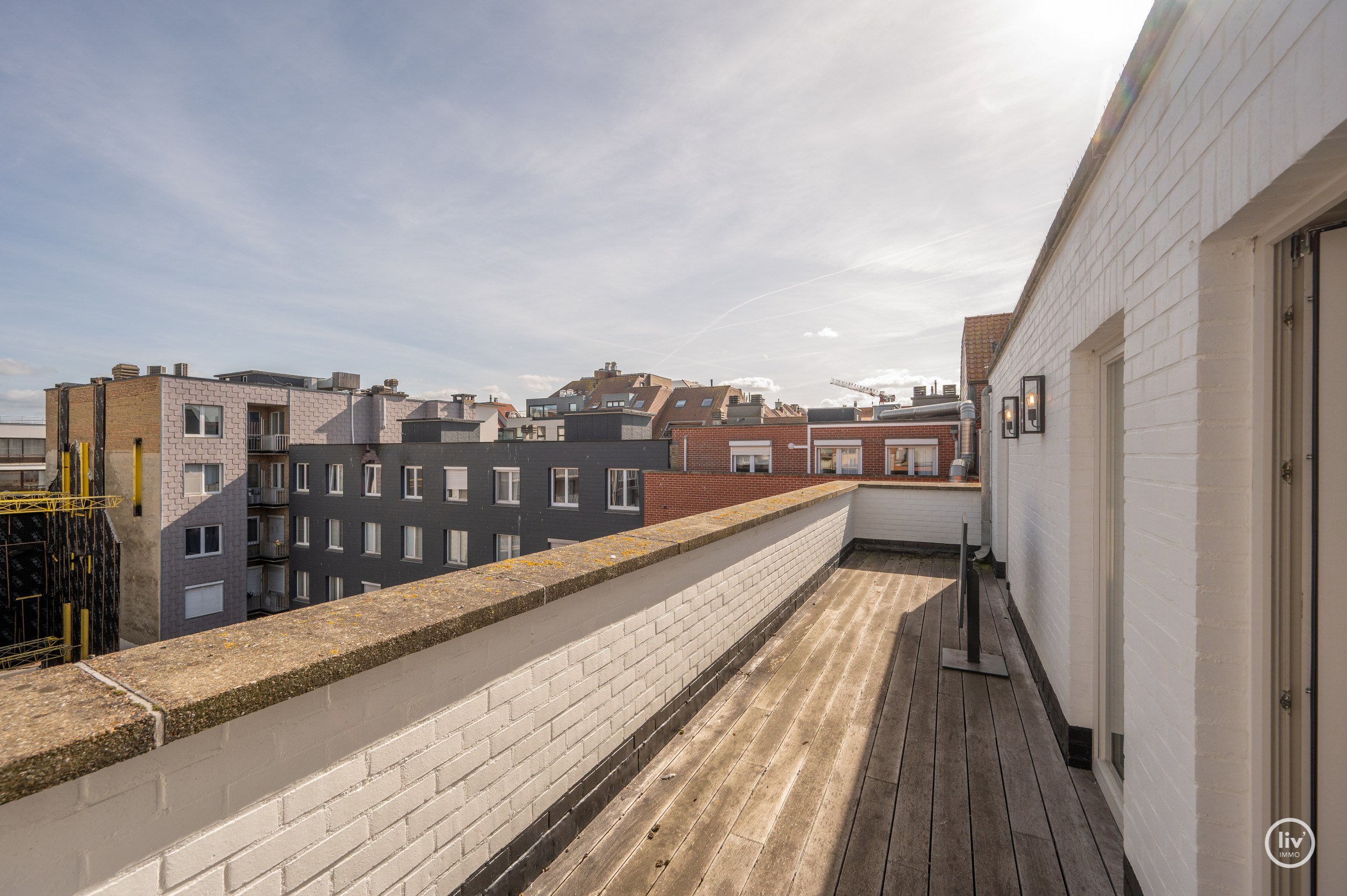 Parchtig afgewerkte penthouse met magnifieke terrassen van +/-40m2 en 3 ruime slaapkamers te Leopoldlaan gelegen. 