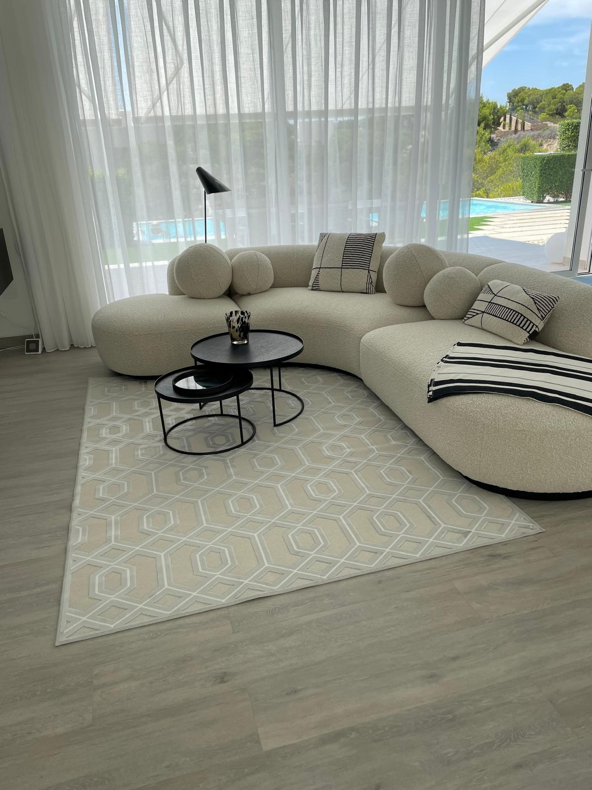 Bienvenue dans la Communauté Adelfa, une oasis exclusive au cœur du Las Colinas Golf &amp; Country Club. Ici, vous pourrez profiter de la nature préservée et du climat agréable du sud-est de l'Espagne 