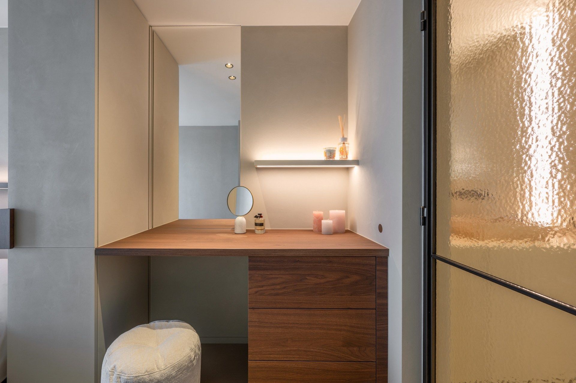 Prachtig gerenoveerd en instapklaar appartement met 3 slaapkamers en frontaal zeezicht, gelegen in een prestigieuze residentie op de zeedijk in het Zoute. 