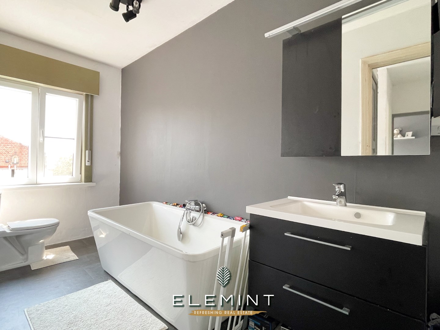 Klassevol en luxueus gerenoveerde hoekwoning op wandelafstand centrum Zwevegem 