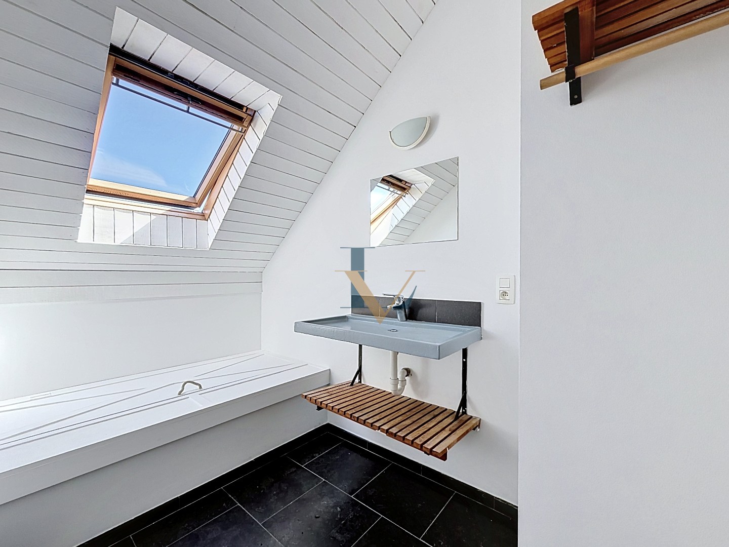 Instapklaar duplex appartement met 2 slpk. en 2 bdks. en mooi terras. 