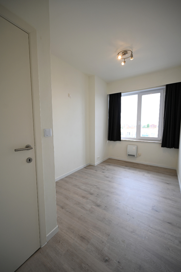 STIJLVOL GERENOVEERD DRIESLAAPKAMERAPPARTEMENT OP CENTRALE LIGGING 